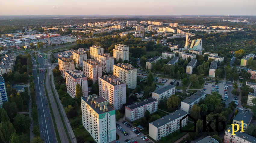 Bloki z wielkiej płyty są charakterystycznym elementem polskiej przestrzeni miejskiej. Ich powstawanie było odpowiedzią na szybki wzrost zapotrzebowania na mieszkania w drugiej połowie XX wieku. blokowiska - widok z drona