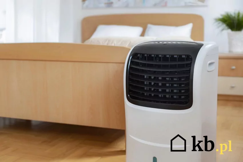 Tańsze modele klimatyzatorów przenośnych często głośno pracują, generując hałas nawet na poziomie 50-65 dB Przenośny klimatyzator w sypialni