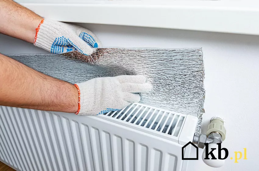 Folia termoizolacyjna refleksyjna to tani i skuteczny sposób na poprawę izolacji termicznej w domu – odbija ciepło do wnętrza, zwiększając efektywność ogrzewania. montaż folii termoizolacyjnej za kaloryferem