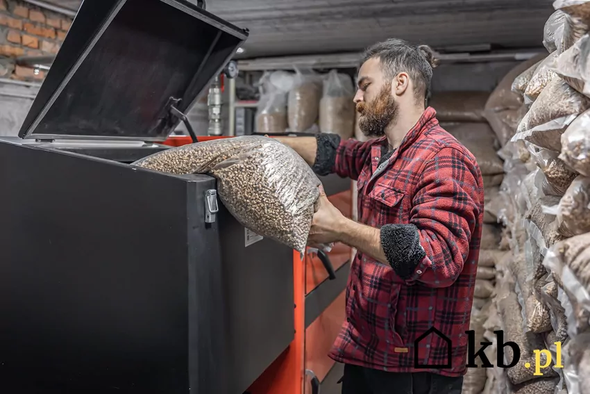 Do produkcji brykietów z łuski nie dodaje się żadnych chemikaliów ani klejów – są one formowane wyłącznie pod wpływem wysokiego ciśnienia i temperatury biomasa
