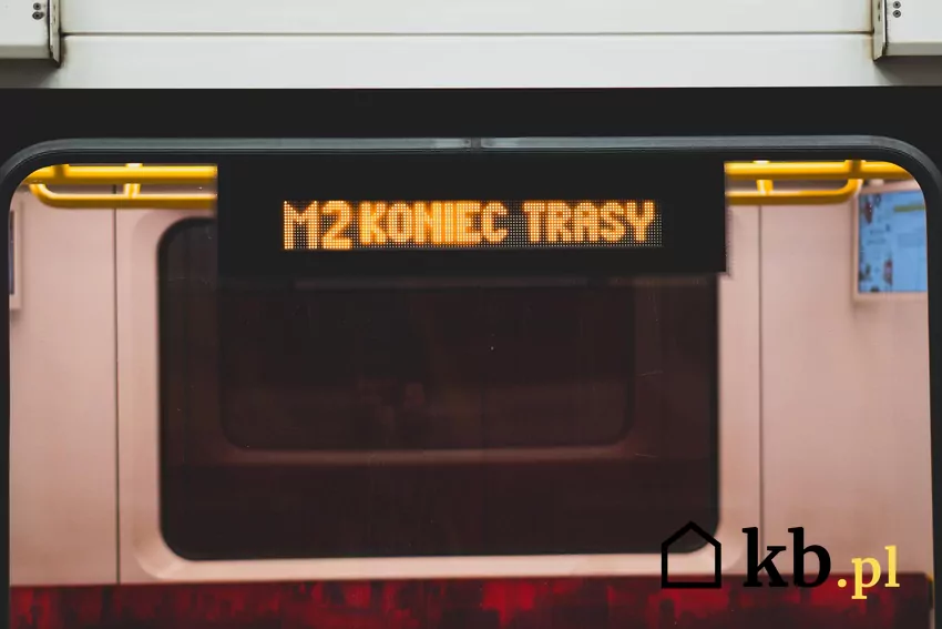 Stacja C1 Karolin wzbudza wyjątkowe zainteresowanie i emocje ze względu na lokalizację tuż obok granicy ze wsią Mory, w której mieszka jedynie 131 osób Metro i informacja o końcu trasy M2