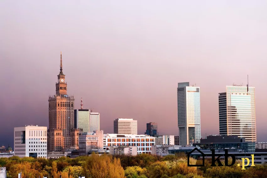 Wieżowiec będzie wyposażony w osiem nowoczesnych wind typu double-deck, z czego aż pięć ma być przeszklonych, oferując widoki na panoramę Warszawy podczas jazdy Upper one