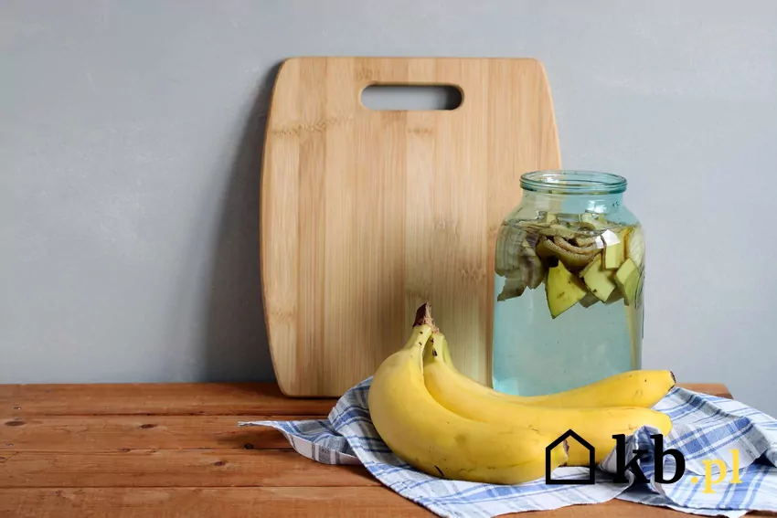 Wyciąg z bananów można przygotować w słoiku zalewając skórki ciepłą wodą Nawóz ze skórki banana w słoiku