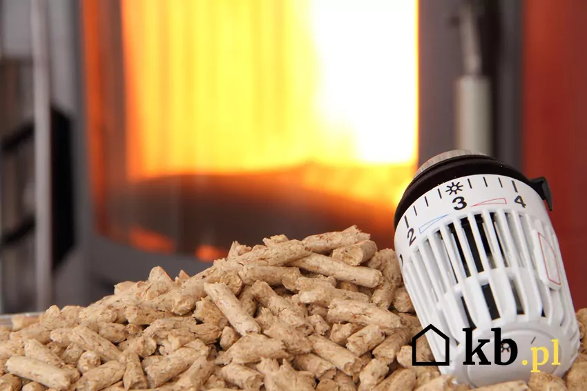 Pellet w piecu hybrydowym jest podawany automatycznie Palenie pelletem w piecu hybrydowym jest wygodne w godzinach nocnych