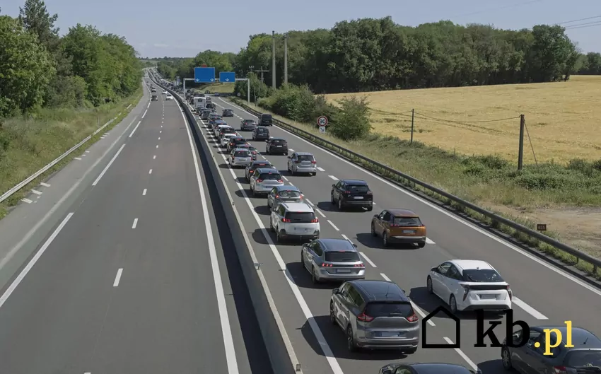 Próba objazdu korku na autostradzie może skończyć się wysokim mandatem karnym korek samochodowy na autostradzie