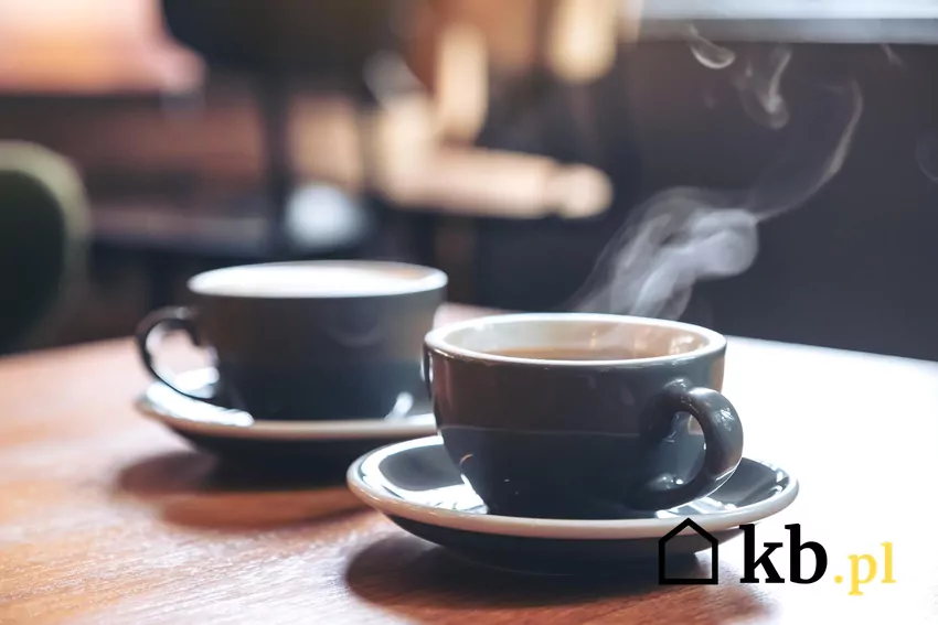 Warto mieć konto Skarbonka, żeby zyskać 20% przy zakupie kawy Dwie filiżanki z kawą na stole