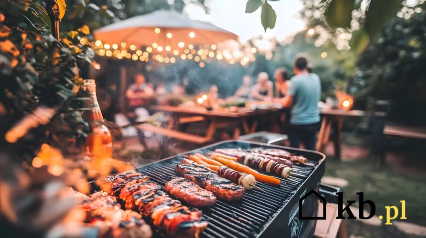 Sąsiedzi Magdy bardzo lubią grillować grill z kiełbaskami i szaszłykami, w tle ludzie