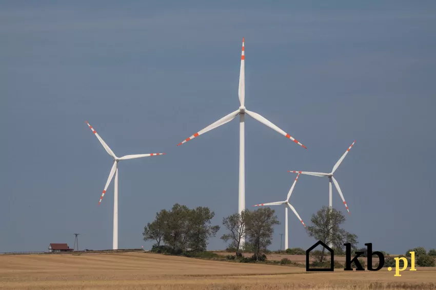 wiatraki, obok nich dom