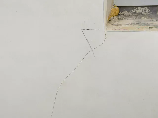 Kucie w ścianach w wielkiej płycie