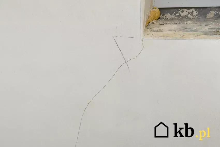 Naruszenie konstrukcji budynku może doprowadzić na przykład do pękania ścian pękająca ściana w mieszkaniu