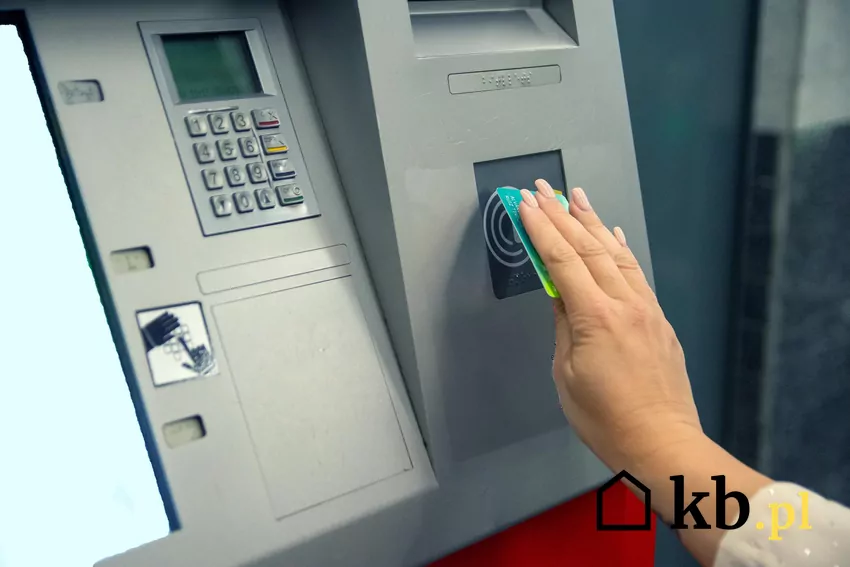 Pod koniec 2024 roku w Polsce działało 20 741 bankomatów Karta płatnicza i bankomat