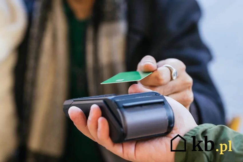 Wśród transakcji bezgotówkowych w naszym kraju od 2015 roku dominują płatności z udziałem kart płatniczych Karta płatnicza i terminal