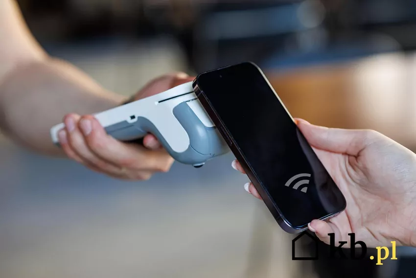 Tempo wzrostu liczby transakcji bezgotówkowych w Polsce jest szybsze niż tempo wzrostu średnich dla krajów strefy euro oraz całej UE Płatność telefonem i terminal