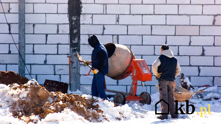 Pamiętaj, by zawsze spisywać umowę z firmą budowlaną, która wykonuje dla nas prace budowlańcy
