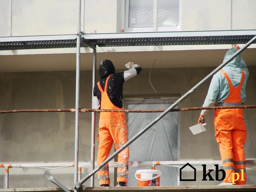 Coraz częściej nieuczciwi budowlańcy oszukują Polaków. Jak się przed tym bronić? budowlańcy
