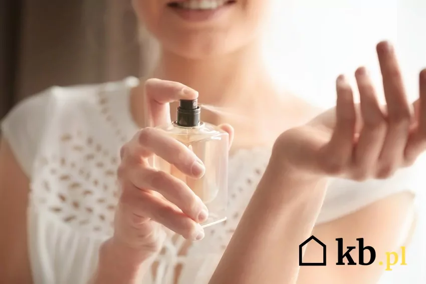 Najbardziej waniliowy zapach w Rossmannie teraz taniej o 40 zł Kobieta używa perfum