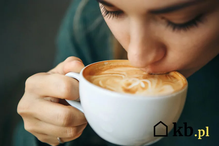 Wiele z nas każdego dnia pije tę kawę Kobieta pije kawę