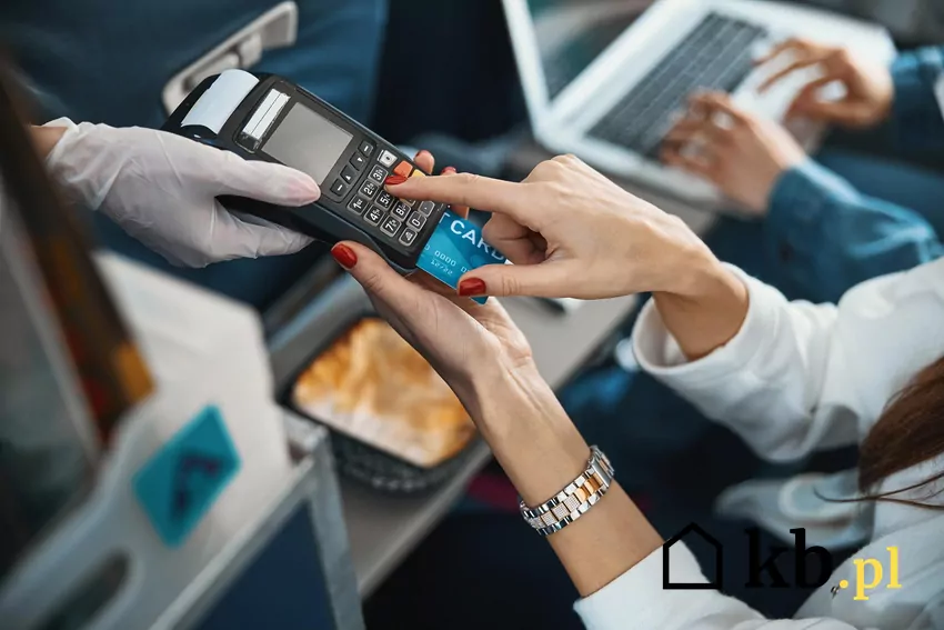 Nie wszystkie karty płatnicze są akceptowane w samolotach Płatność kartą na pokładzie samolotu