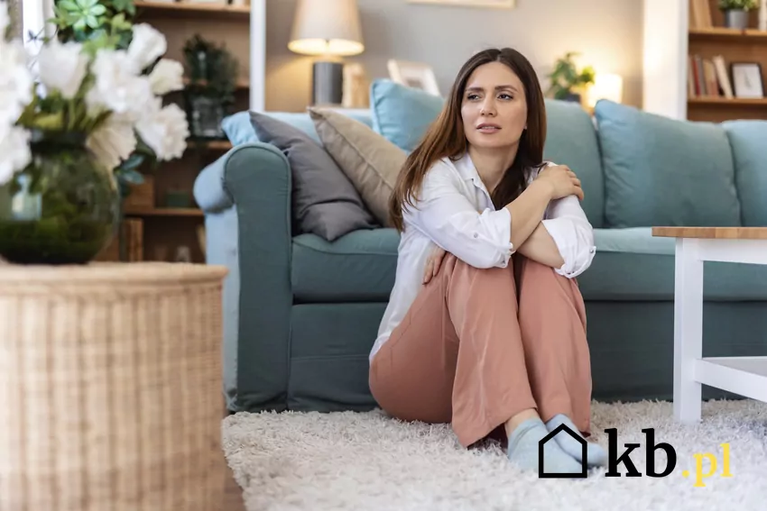 Smutna kobieta w swoim mieszkaniu