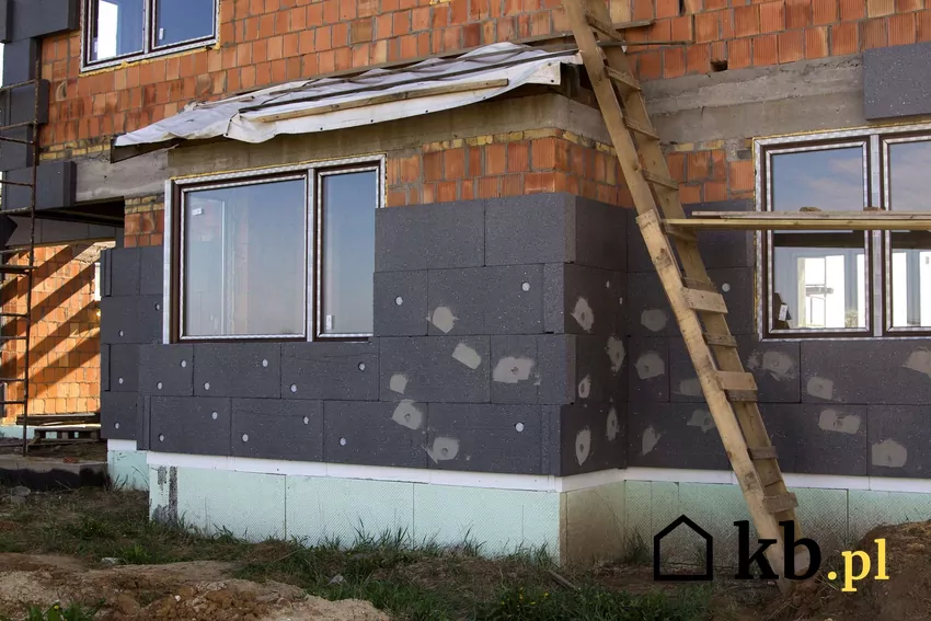 Lepsza termoizolacja budynku zapewnia niższe rachunki za ogrzewanie Termoizolacja budynku jednorodzinnego styropianem grafitowym