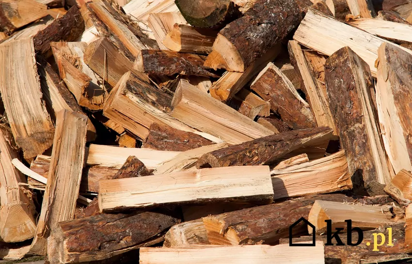 Sezonowanie opału w formie stosu nasypowego Drewno nasypane luźno na stos schnie lepiej niż ułożone w stosy