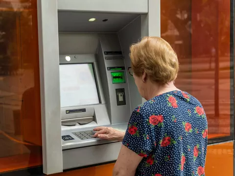 Płatności bezgotówkowe a seniorzy