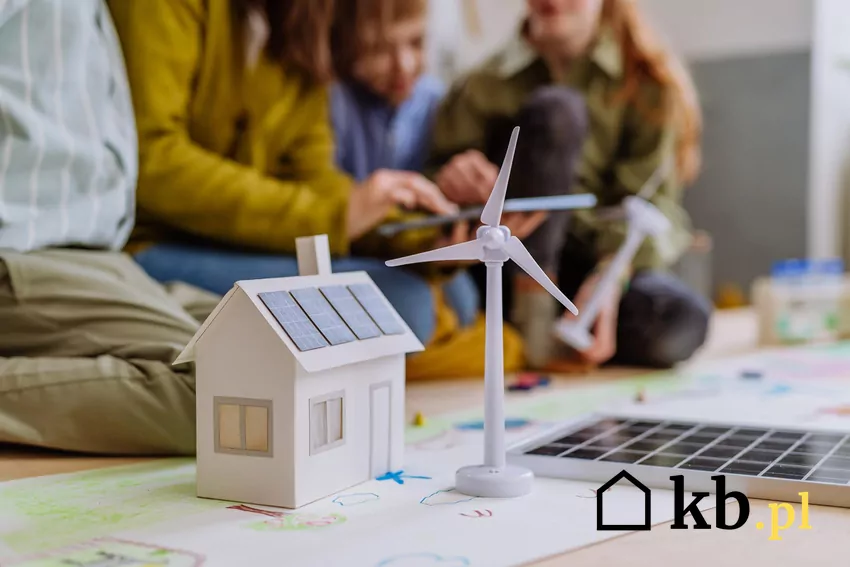 Maksymalna kwota dofinansowania to 5 tys. złotych na 1 kW Makieta domu i elektrowni wiatrowej
