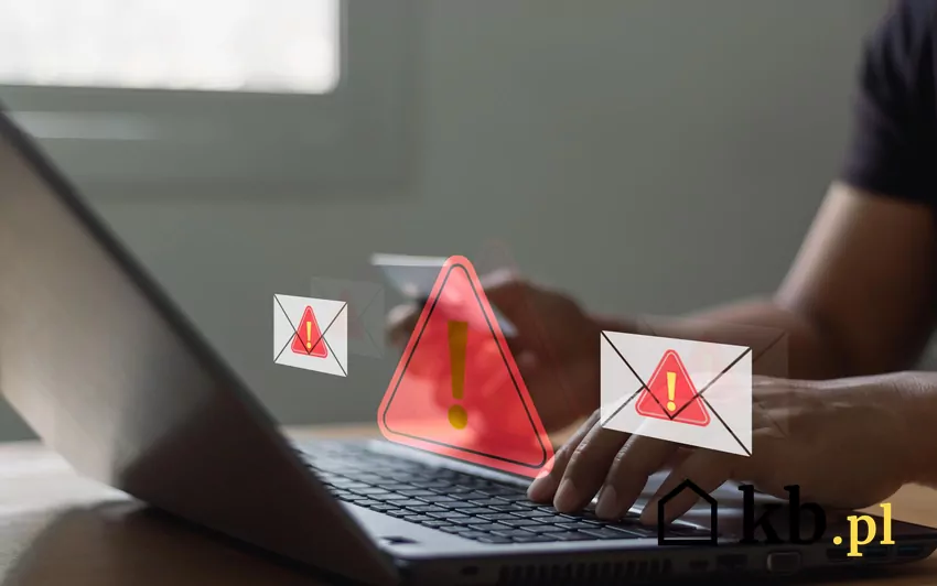 Bank może zablokować konto z własnej inicjatywy Laptop i czerwone powiadomienia o blokadzie