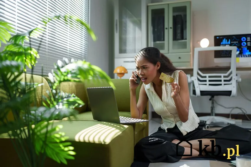 Jeśli blokada jest nieuzasadniona, klient ma prawo złożyć reklamację do banku Kobieta trzyma kartę płatniczą i rozmawia przez telefon