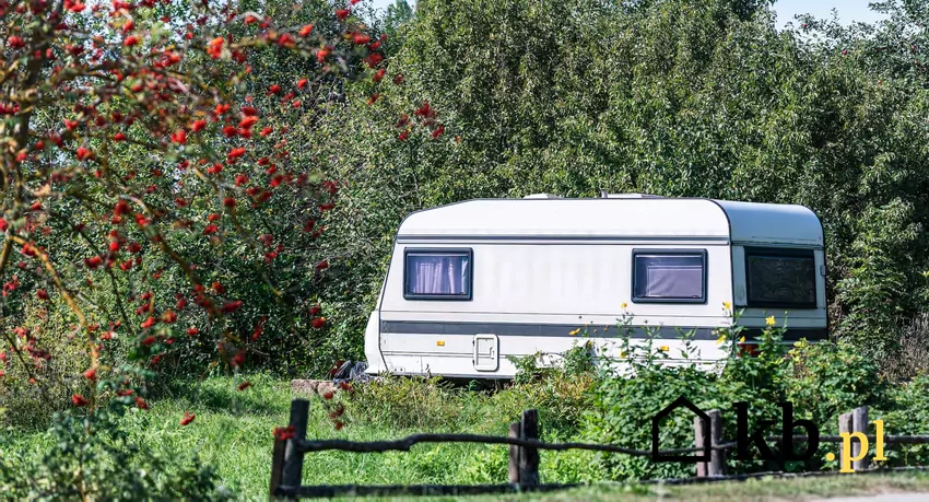 przyczepa kempingowa na działce