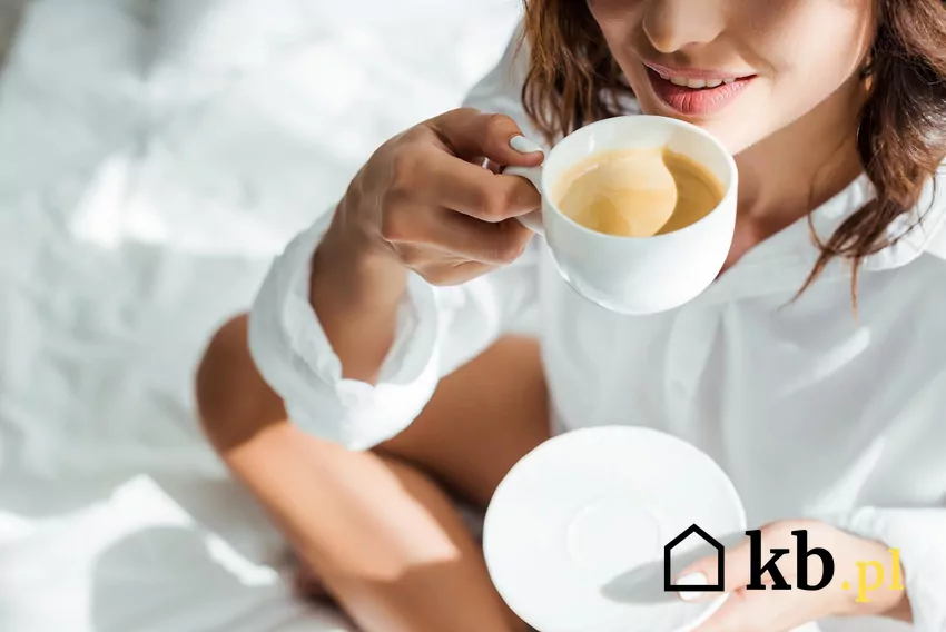 Kultowa kawa w bardzo okazyjnej cenie - tylko do 16 lipca Kobieta pije kawę
