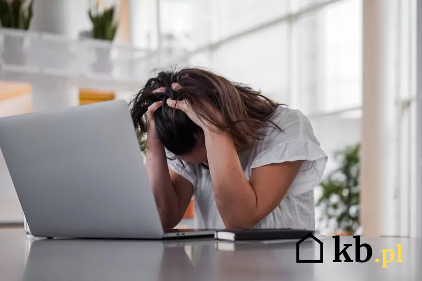 Oszuści internetowi żerują na naiwności i chęci zysku innych ludzi zrozpaczona kobieta przy laptopie