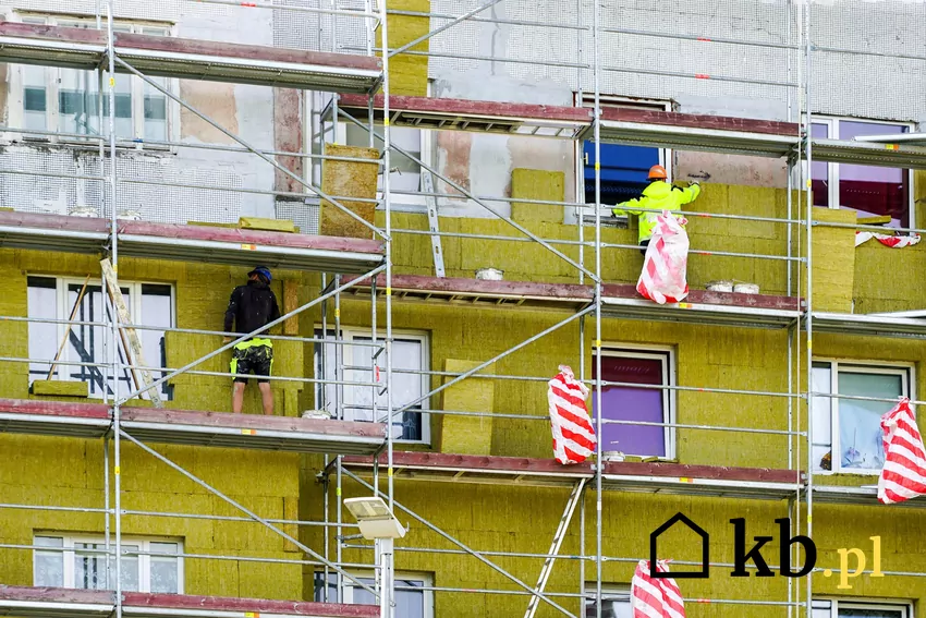 Eksperci przewidują, że w praktyce prawdopodobnie nikt nie będzie stosował takich pasów Budynek ocieplany wełną mineralną