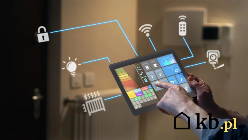 Inteligentne systemy fotowoltaiczne mogą być integrowane z ekosystemami smart home Tablet z aplikacją smart home