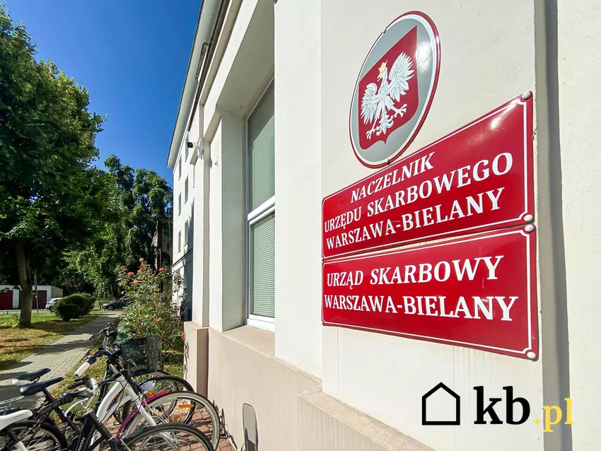 Urzędnicy skarbowi mają dziś szerokie możliwości kontroli naszych finansów. Wystarczy kilka nietypowych przelewów, by trafić pod lupę. wejście do urzędu skarbowego w Warszawie