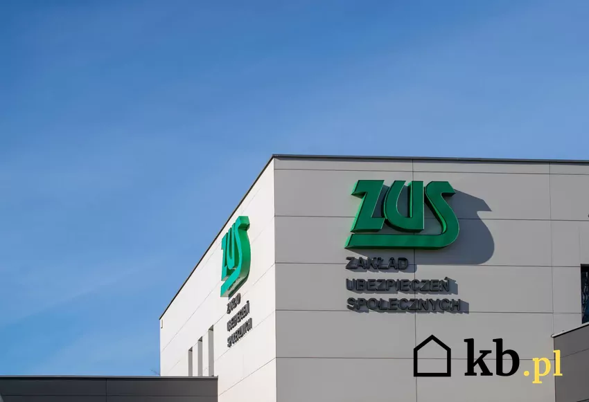 ZUS przygotowuje się do przyjmowania wniosków o ponowne przeliczenie emerytur. Osoby uprawnione będą mogły skorzystać z nowych zasad od lipca 2025 roku. budynek ZUS