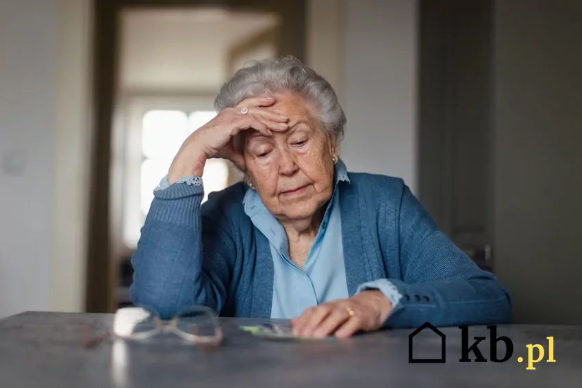 Renta wdowia szczególnie przyda się osobom, które po śmierci małżonka borykają się z problemami finansowymi zmartwiona seniorka liczy pieniądze