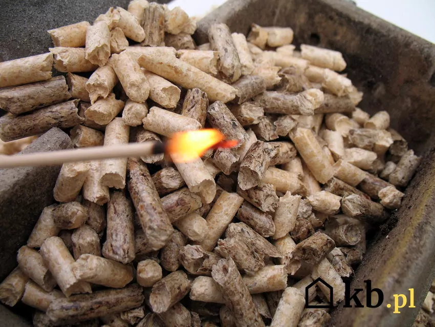 Pellet w worku i płonąca zapałka