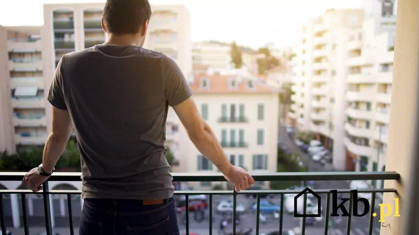 Pewien mieszkaniec bloku znalazł sposób, by zaoszczędzić na energii elektrycznej człowiek na balkonie