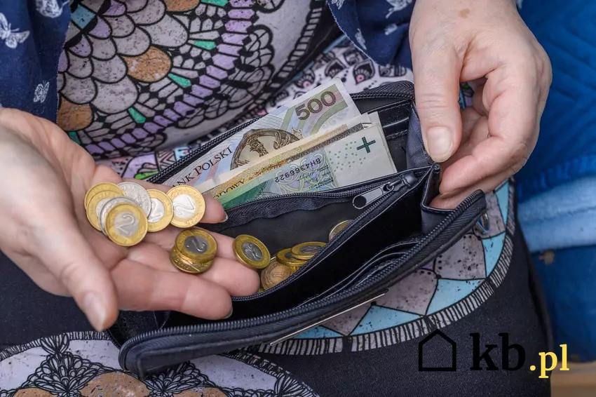 Od przyszłego roku waloryzacja emerytur może być korzystniejsza emerytka pokazuje pieniądze w portfelu