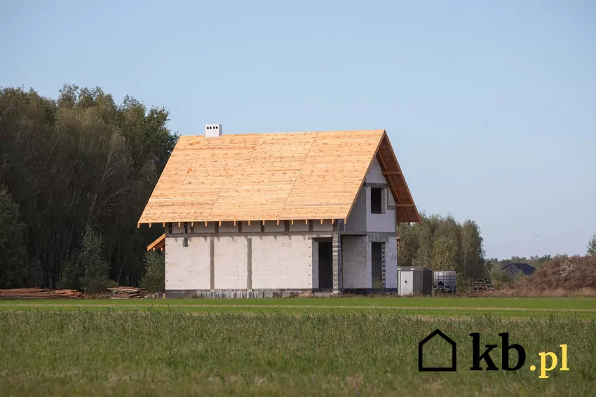 W 2024 roku wielu inwestorów zgłaszało problemy z opóźnieniami w budowach oraz przypadki porzucania inwestycji przez wykonawców, którzy znikali z dnia na dzień Dom w trakcie budowy