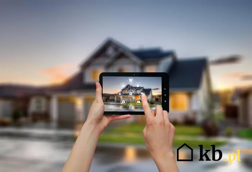 Inteligentne systemy smart home rewolucjonizują komfort i bezpieczeństwo domów przyszłości. tablet na tle domu