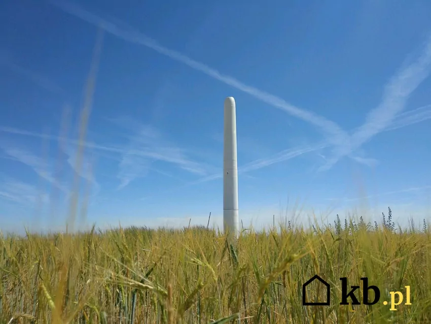Cicha praca oraz smukły, wąski kształt sprawia, że ekologiczne turbiny bezłopatkowe sprawdzą się wszędzie tam, gdzie tradycyjne urządzenia po prostu się nie mieszczą Turbina Vortex Bladeless w terenie na tle nieba