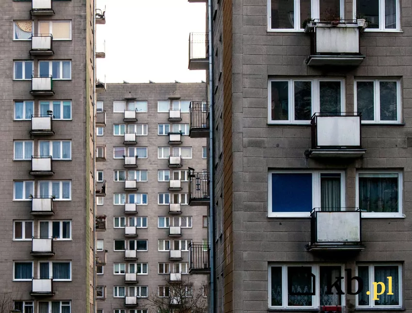 Widok na ściany osiedla bloków z wielkiej płyty