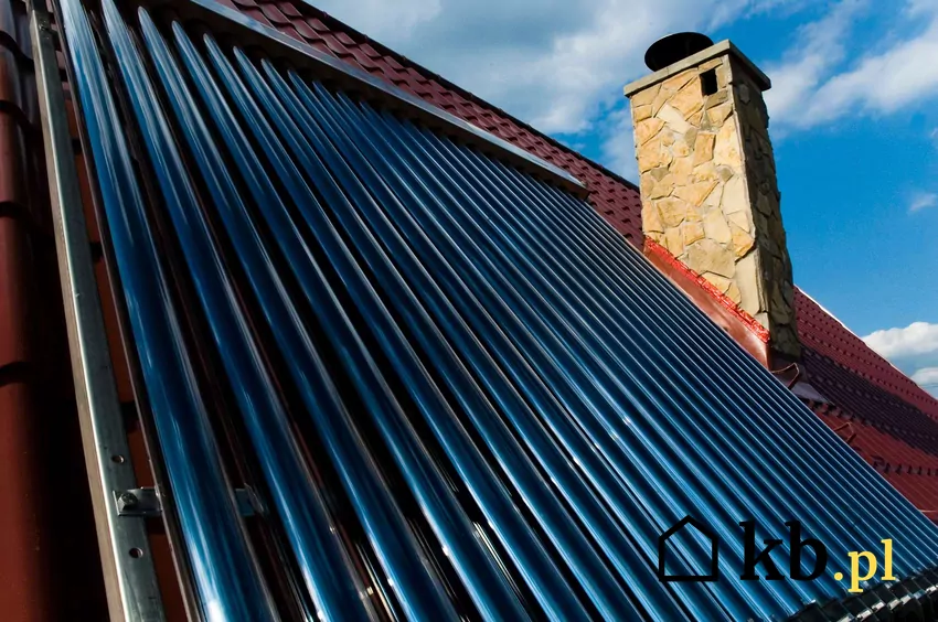 Niektóre awarie solarów są kosztowne w naprawie Kolektor słoneczny na dwuspadowym dachu domu jednorodzinnego