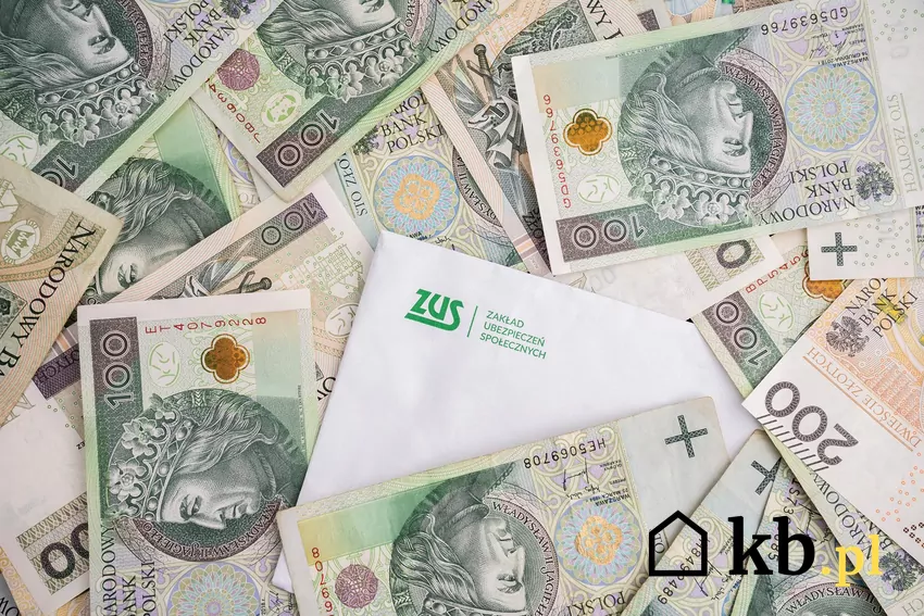 Koperta z napisem ZUS i banknoty