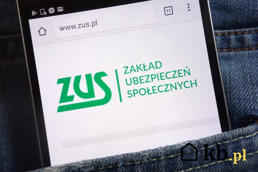 Telefon w kieszeni z uruchomioną stroną internetową ZUS