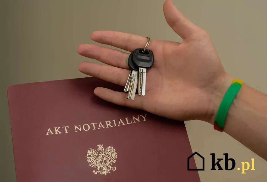 Niektórzy lokatorzy przez lata zajmują wynajmowane mieszkania, chociaż za nie nie płacą Klucz do nowego mieszkania na tle aktu notarialnego