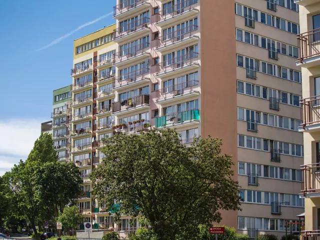 Mieszkanie w wielkiej płycie vs. apartamentowiec według AI
