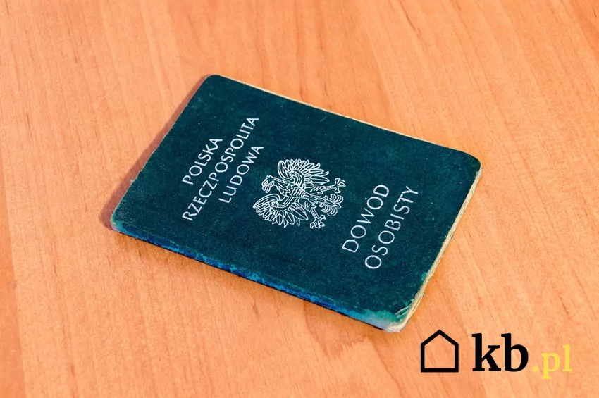 Wśród kolekcjonerów popularnością cieszą się również powszechne przedmioty codziennego użytku z czasów PRL-u Etui na dokumenty z PRL-u